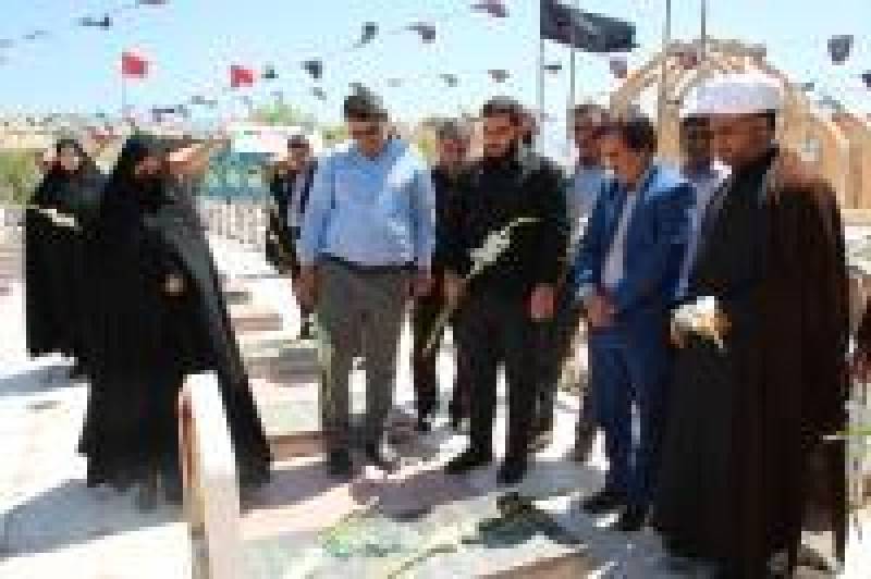 تجدید میثاق مدیرکل و کارکنان فرهنگ و ارشاد اسلامی جنوب کرمان با شهدا به مناسبت هفته دولت